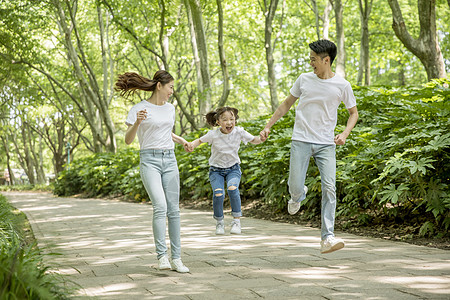 孩子奔跑一家人在郊游背景