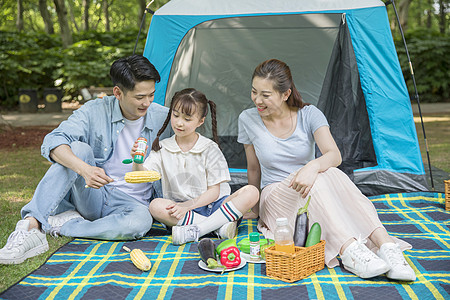 一家人郊游聚餐图片