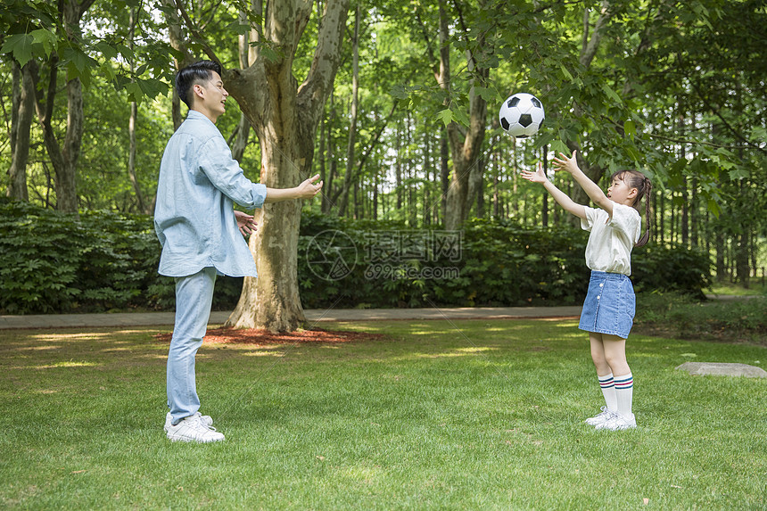 家庭出行在户外踢球图片