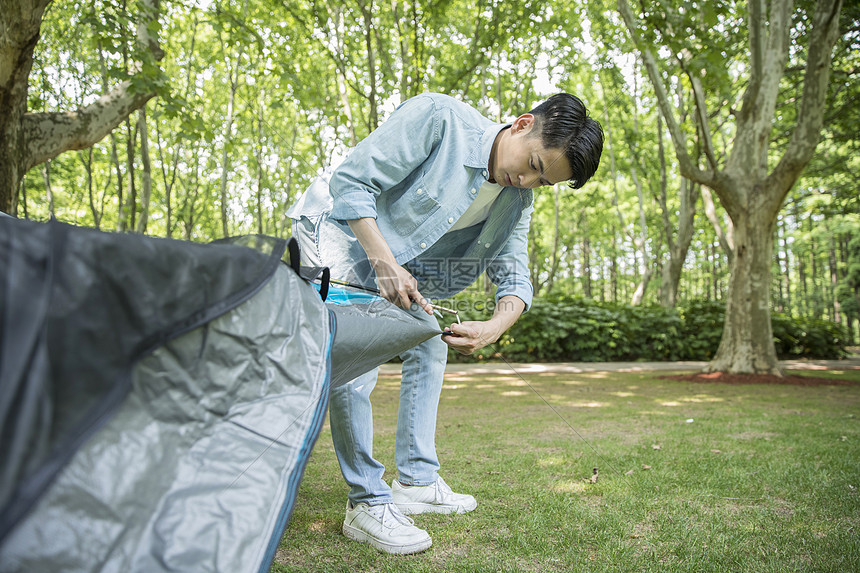 一家人郊游搭建帐篷图片