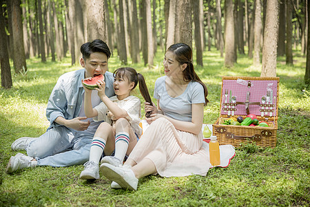 儿童野餐一家人郊游在森林公园里野餐背景