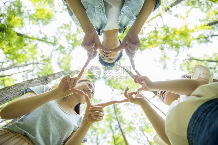 一家人拍摄全家福照片图片