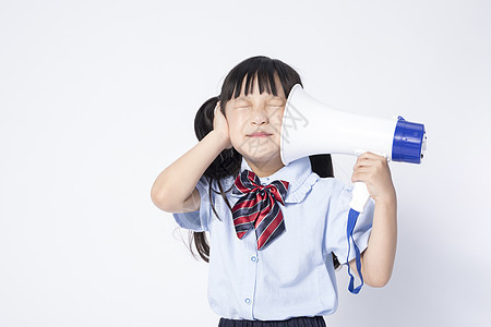 拿着喇叭的校服小女孩背景图片