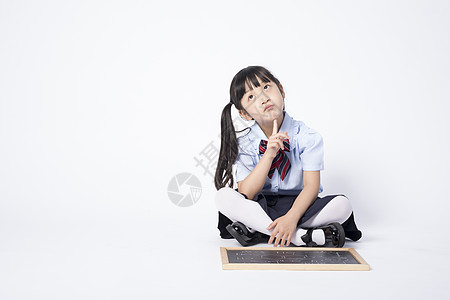 动脑思考在动脑经的拿着黑板的小女孩背景