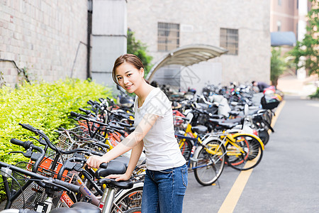 青春大学生使用共享单车背景图片
