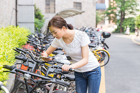 青春大学生扫码共享单车背景