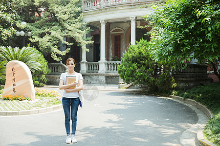 青春大学生抱着书本图片