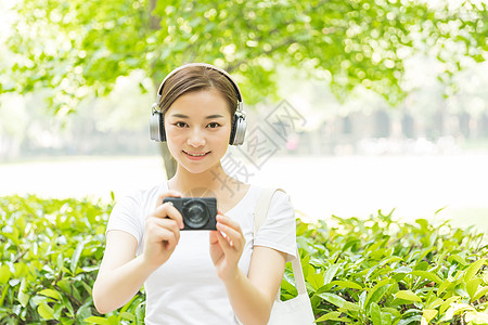 青春大学生听音乐拍照 图片