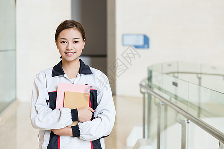 高中生图书馆抱着书本背景图片