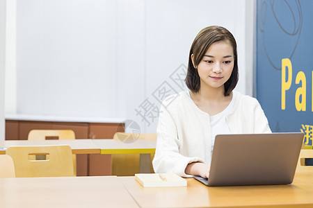 全脑教育大学生便利店用电脑背景