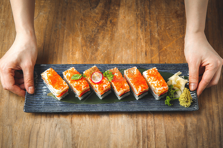 日式鱼籽箱寿司图片