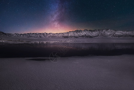 陡峭雪山赛里木湖星空背景