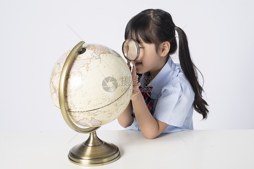 观察地球仪的小女孩图片