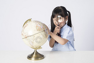 观察地球仪的小女孩图片