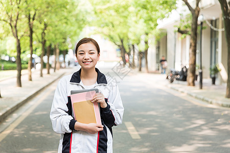 高中生学习高中生校园内抱着书本背景