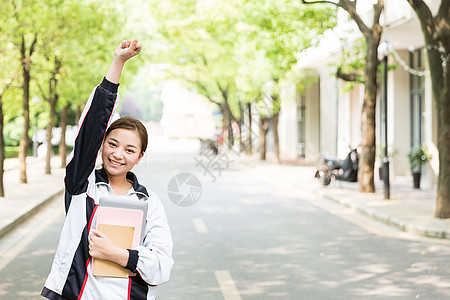 抱着书本的学生高中生校园内抱着书本背景