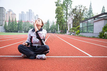 高中生在操场运动休息喝水图片