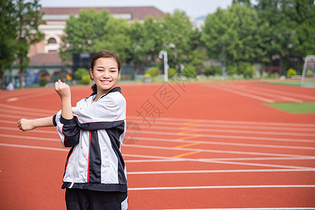 高中生在操场运动热身背景图片