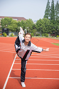 高中生在操场运动热身图片