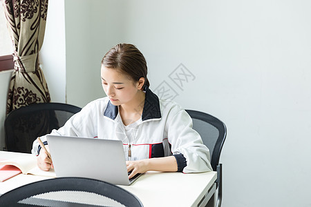 高中生教室内学习背景图片