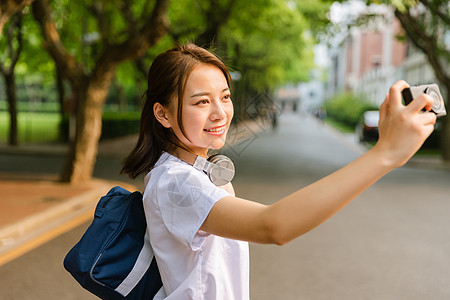 校园写真女生拍照图片