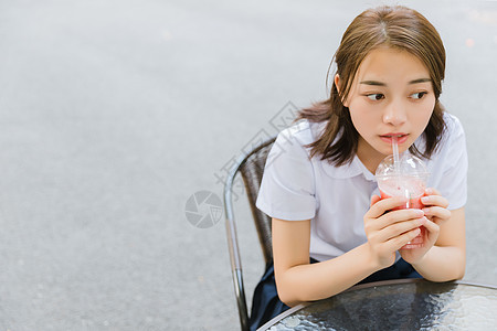 校园写真青春女孩喝饮料背景图片