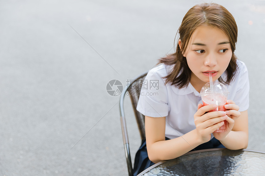 校园写真青春女孩喝饮料图片