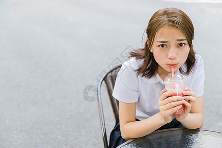 校园写真青春女孩喝饮料背景图片