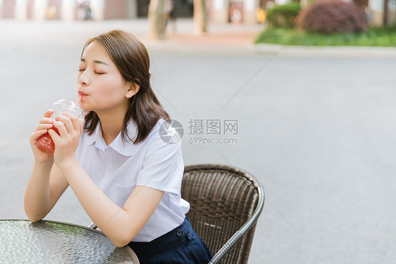 校园写真青春女孩喝饮料图片