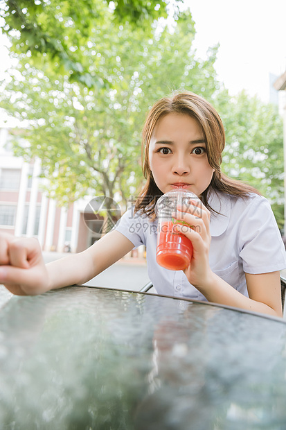 校园写真青春女孩喝饮料图片