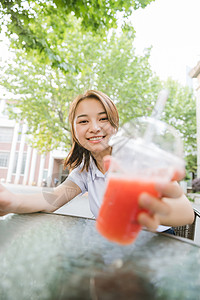 校园写真青春女孩喝饮料背景图片