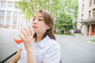 校园写真青春女孩喝饮料图片