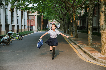 校园写真夕阳下奔跑的女生图片