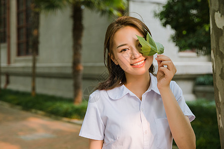 大学生校服校园写真夕阳下可爱的女生背景