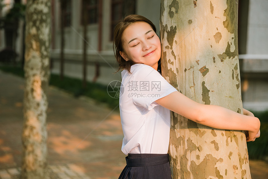 校园写真夕阳下可爱的女生图片