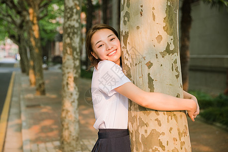 校园写真夕阳下可爱的女生高清图片