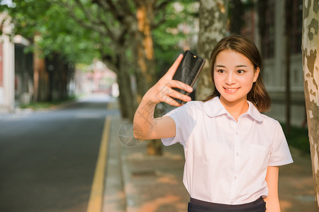 大学校园写真夕阳下可爱的女生背景