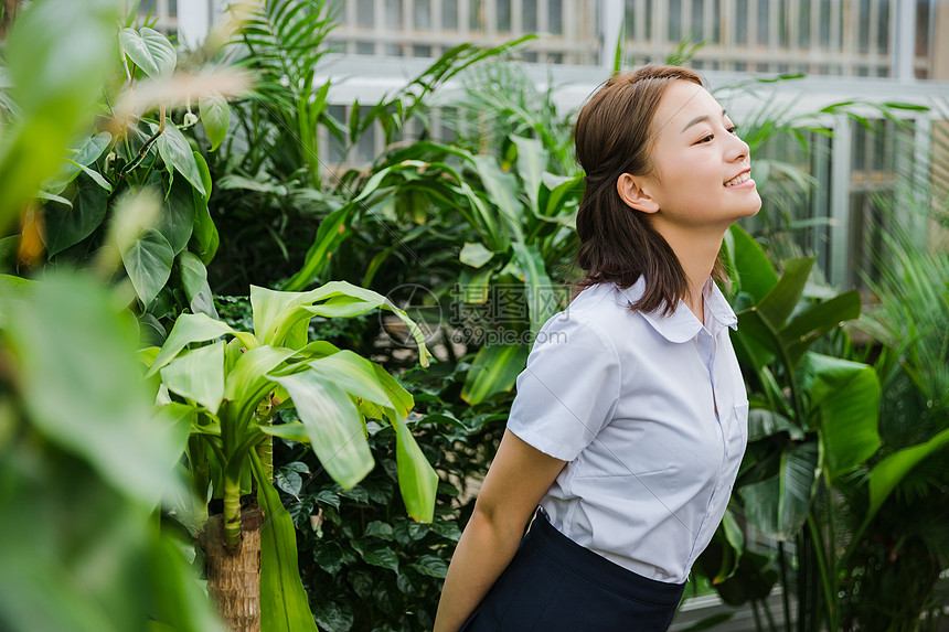 校园写真花园内可爱的女生图片