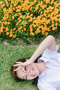 校园写真女生躺在草地上图片