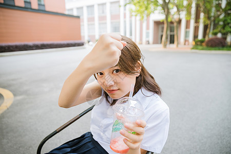 校园写真青春女孩喝饮料背景图片