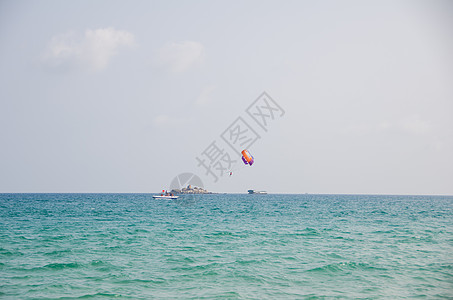 海边嬉戏清凉三亚海滩背景