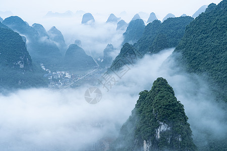 迷雾重峦图片