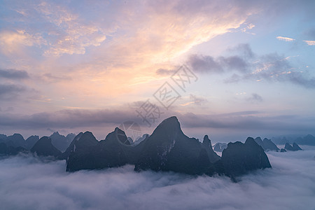 朝霞下的峰与海背景图片