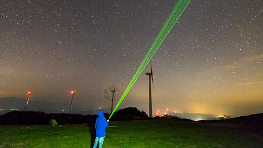 野外灯光户外星空下指星的人背景