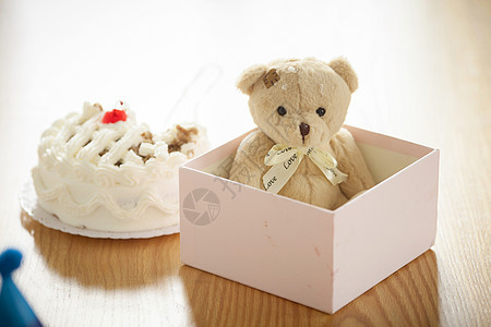 生日蛋糕和玩具熊背景图片