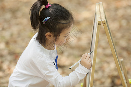 女孩在学习画画图片