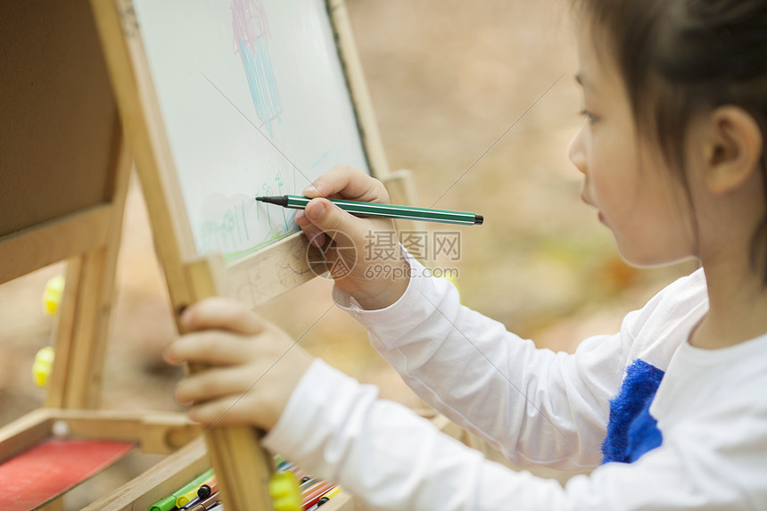 女孩在学习画画图片