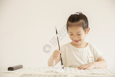 女孩在练习书法图片