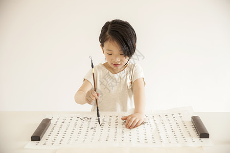 女孩在学习书法背景图片