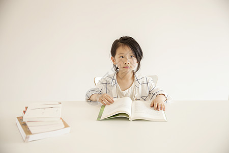 女孩在家里学习阅读图片